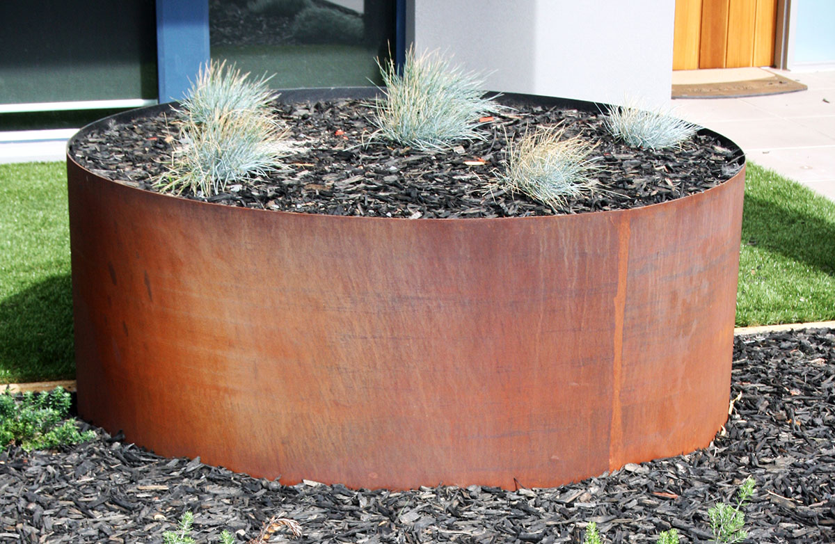 round steel planters        
        <figure class=